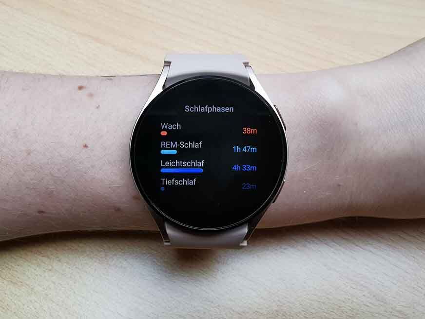 Man sieht die aufgezeichneten Schlafphasen auf der Samsung Galaxy Watch 4.